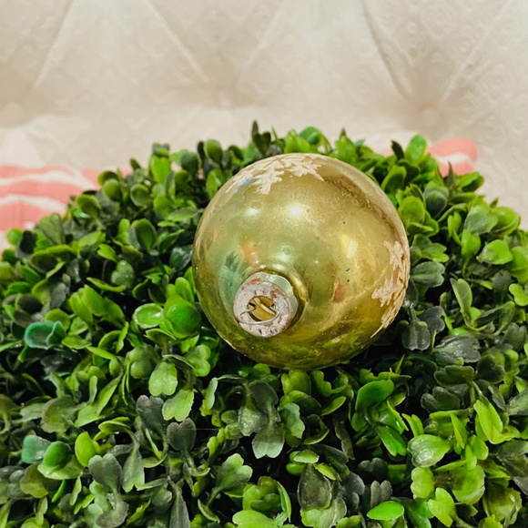 N14-Rare Vintage Green & White 1970's Snowflake Glass Christmas Ornament - Picture 9 of 12